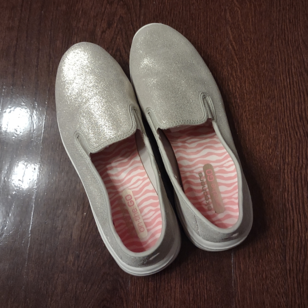 Skechers On the Go -✨Metallic/Sparkle ✨ Sneaker Size 9
